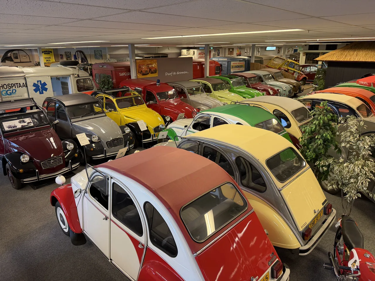 Overzicht van kleurrijke Citroën 2CV’s in het Eendenmuseum Andijk