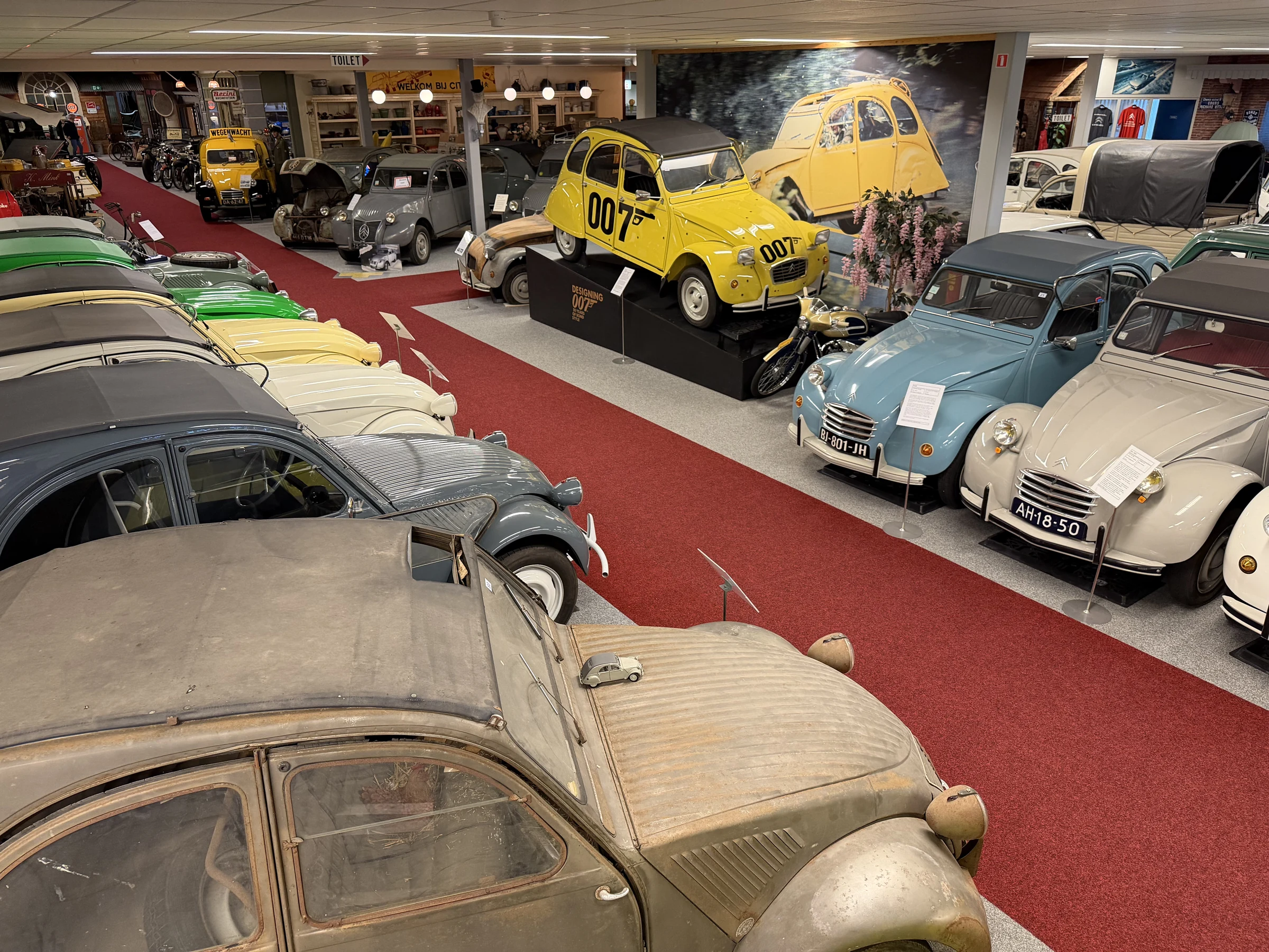Overzicht van de Citroën 2CV-collectie in het Eendenmuseum Andijk, met de gele 007-Eend centraal